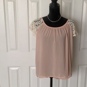 Peachy and flowy Umgee blouse with crochet sleeves